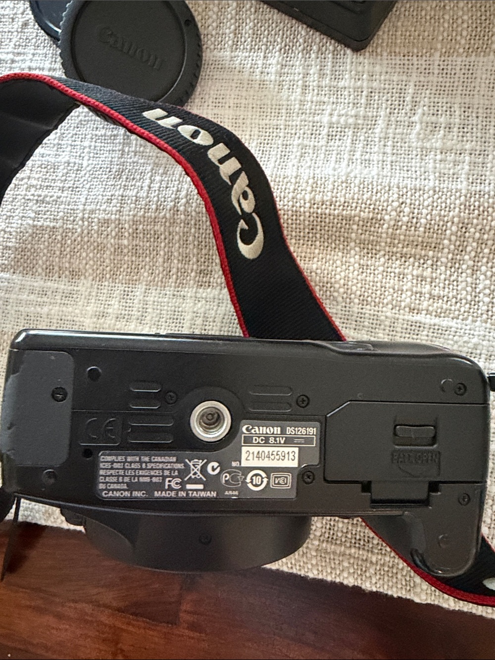 Canon DSLR Camera Kit with Black Body and Black Lenses - Picture 9 of 12